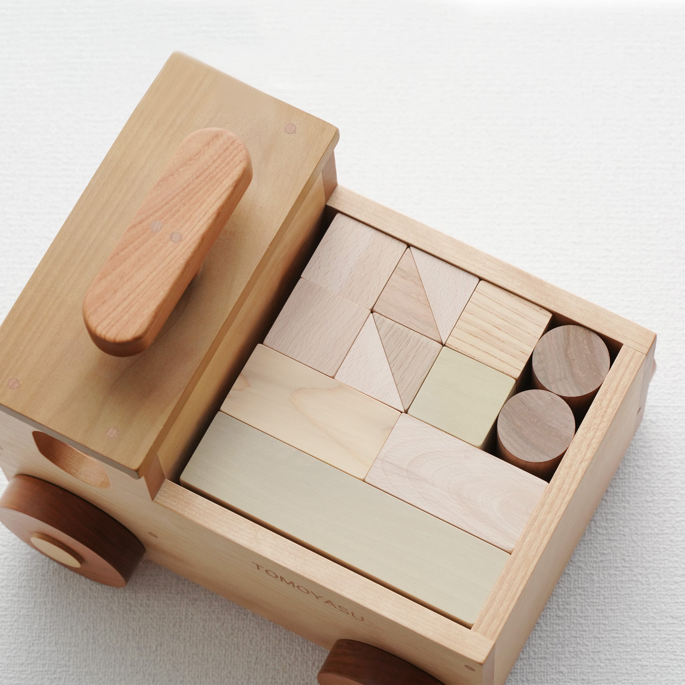 積み木を載せて走るトラック【トラック積み木】 – なかよしライブラリー