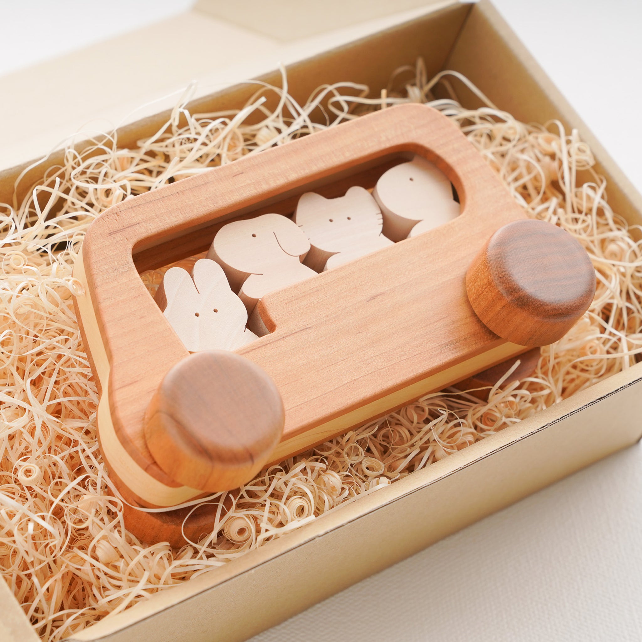 動物たちが乗り降り自由な木の車 – なかよしライブラリー