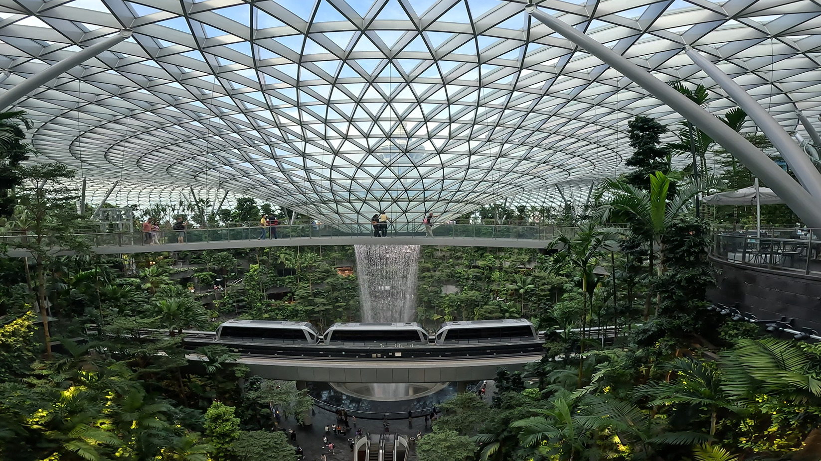 チャンギ空港でのトランジット中にジュエルで滝を見る方法・必要な時間