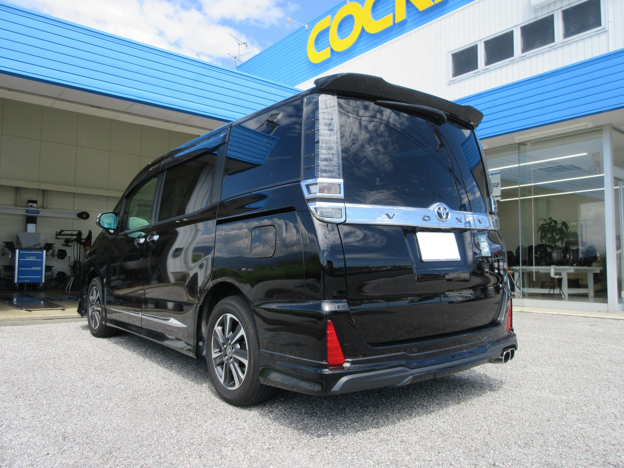 カッコ良い見た目と快適な乗り心地を両立するために18インチをチョイス