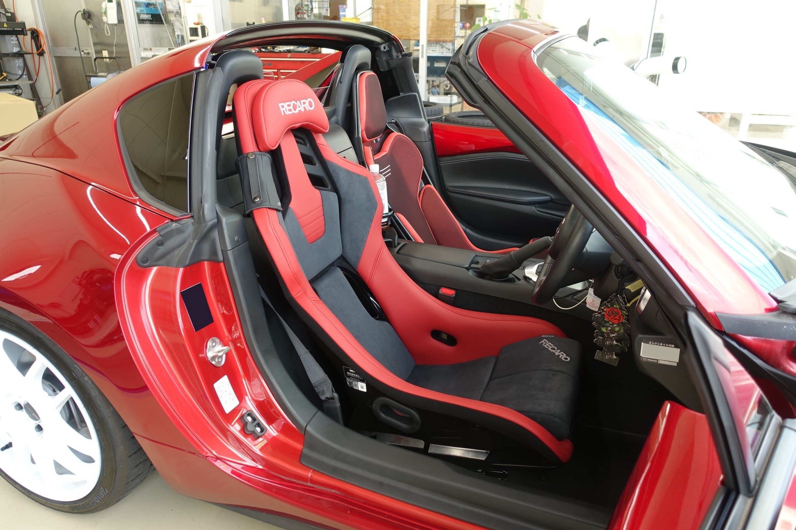 赤と白のコントラストが見るもの全てを魅了します！マツダ