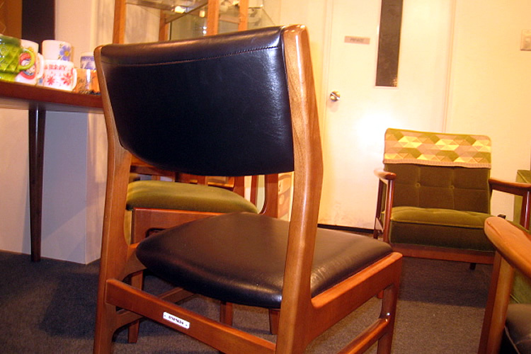 カリモク60 アームレスダイニングチェア（スタンダードブラック