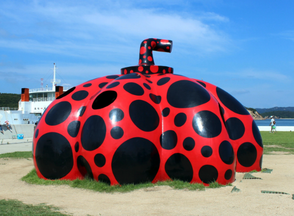 草間彌生 赤かぼちゃの魅力｜【世界一ゆるい】現代アートの歩き方