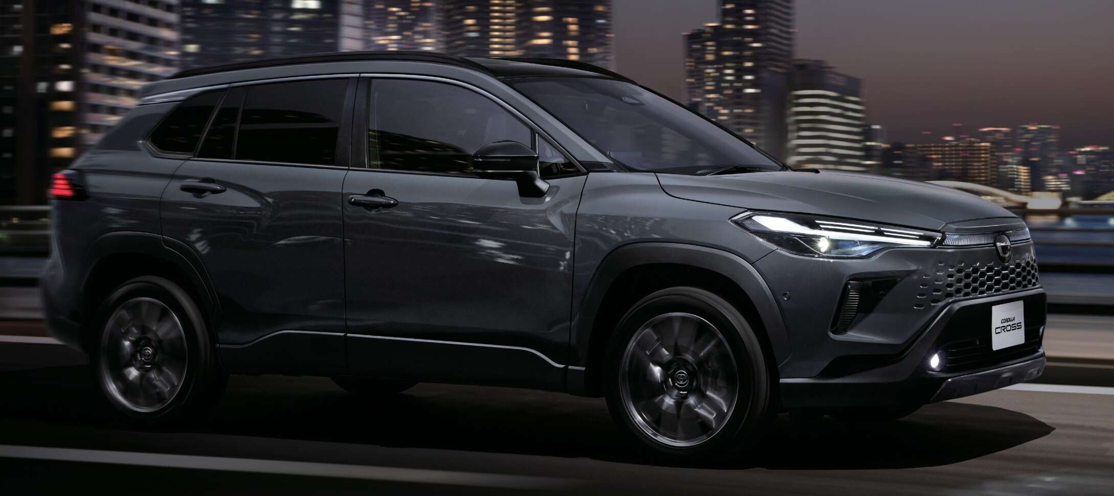 カローラクロスのグレード別の特徴！気になるサイズ・価格・カラーは