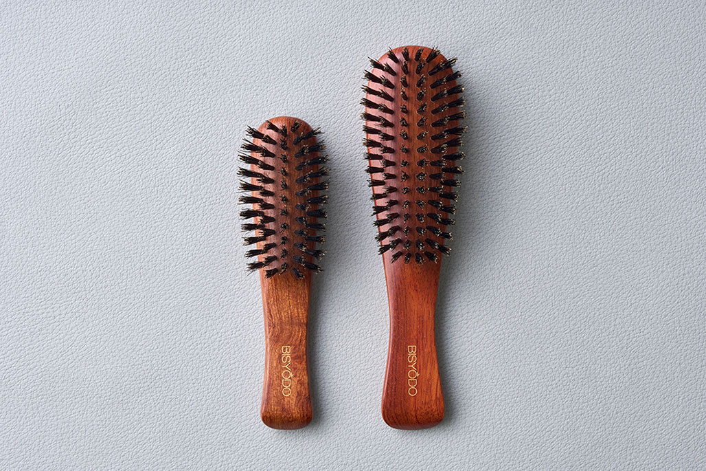 BISYODO天然毛ヘアブラシ ミニ。地肌の血流を促し、キューティクルを