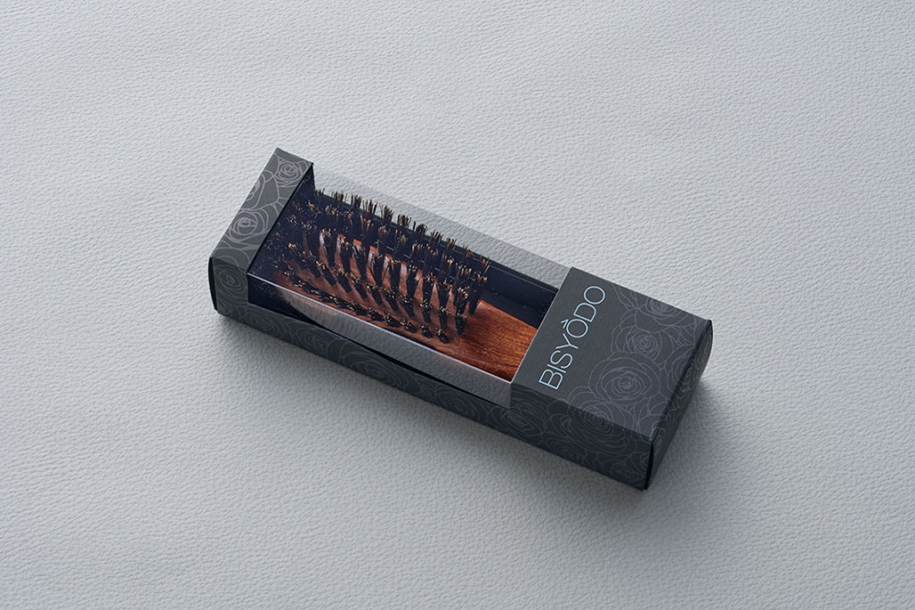 BISYODO天然毛ヘアブラシ ミニ。地肌の血流を促し、キューティクルを