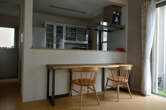 モンキーポッド一枚板のカウンターテーブル｜神戸市邸