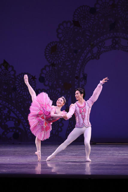 表情豊かで温かい踊りのダンサー達による『くるみ割り人形』──川口