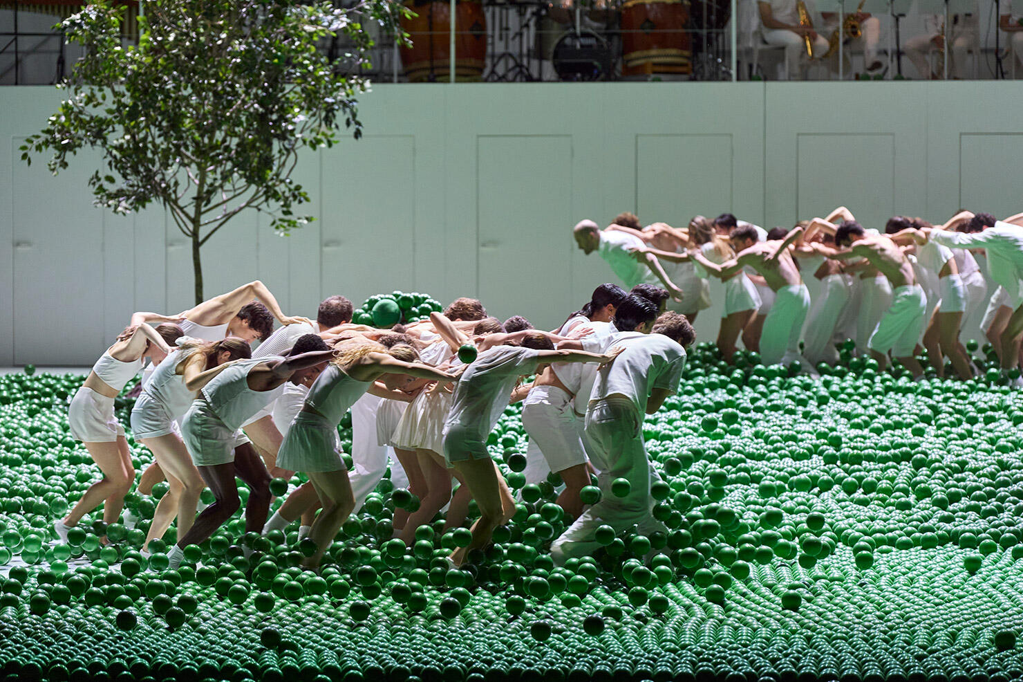 6万個の緑のボールがパリ・オペラ座のダンサーたちに降り注ぐ