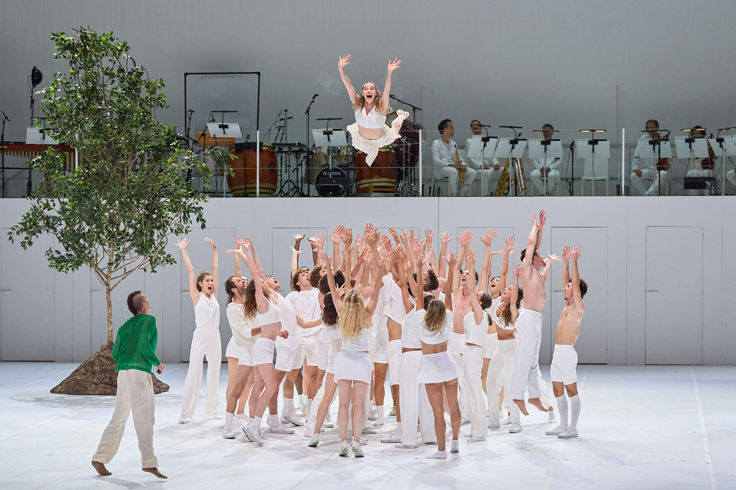 6万個の緑のボールがパリ・オペラ座のダンサーたちに降り注ぐ