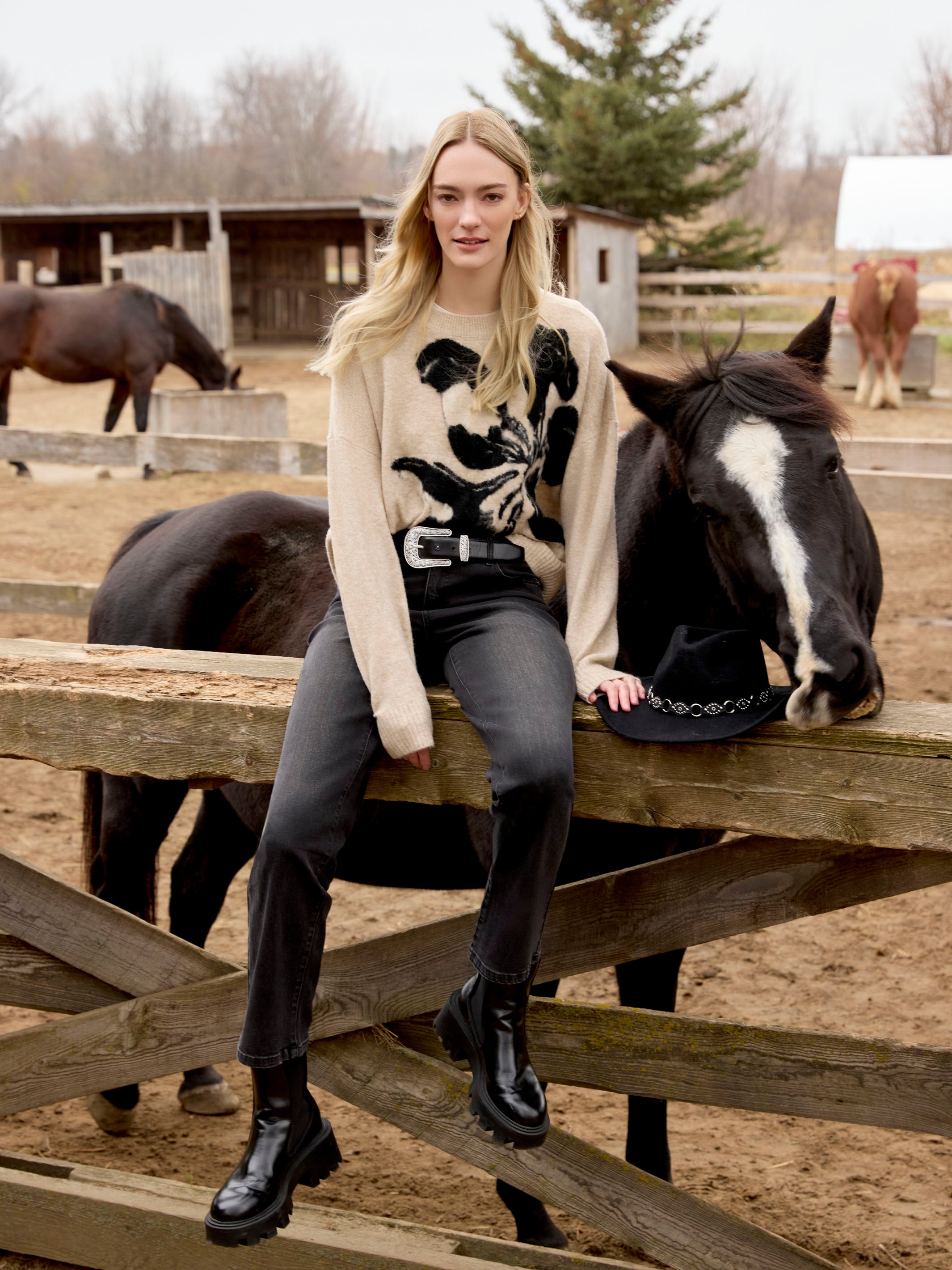 Women's Floral Jacquard Sweater | Flowers | Charlie B