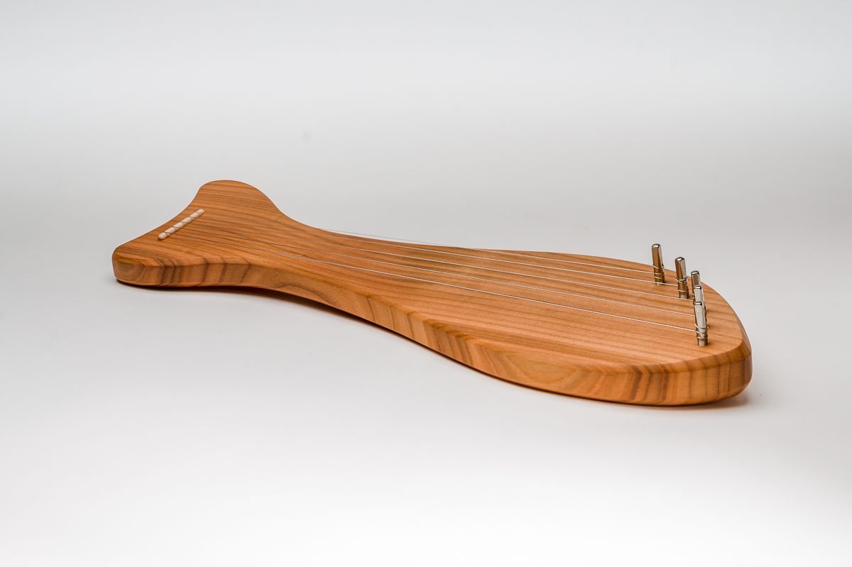 Lyre in cherry, Dolphin | Choroi