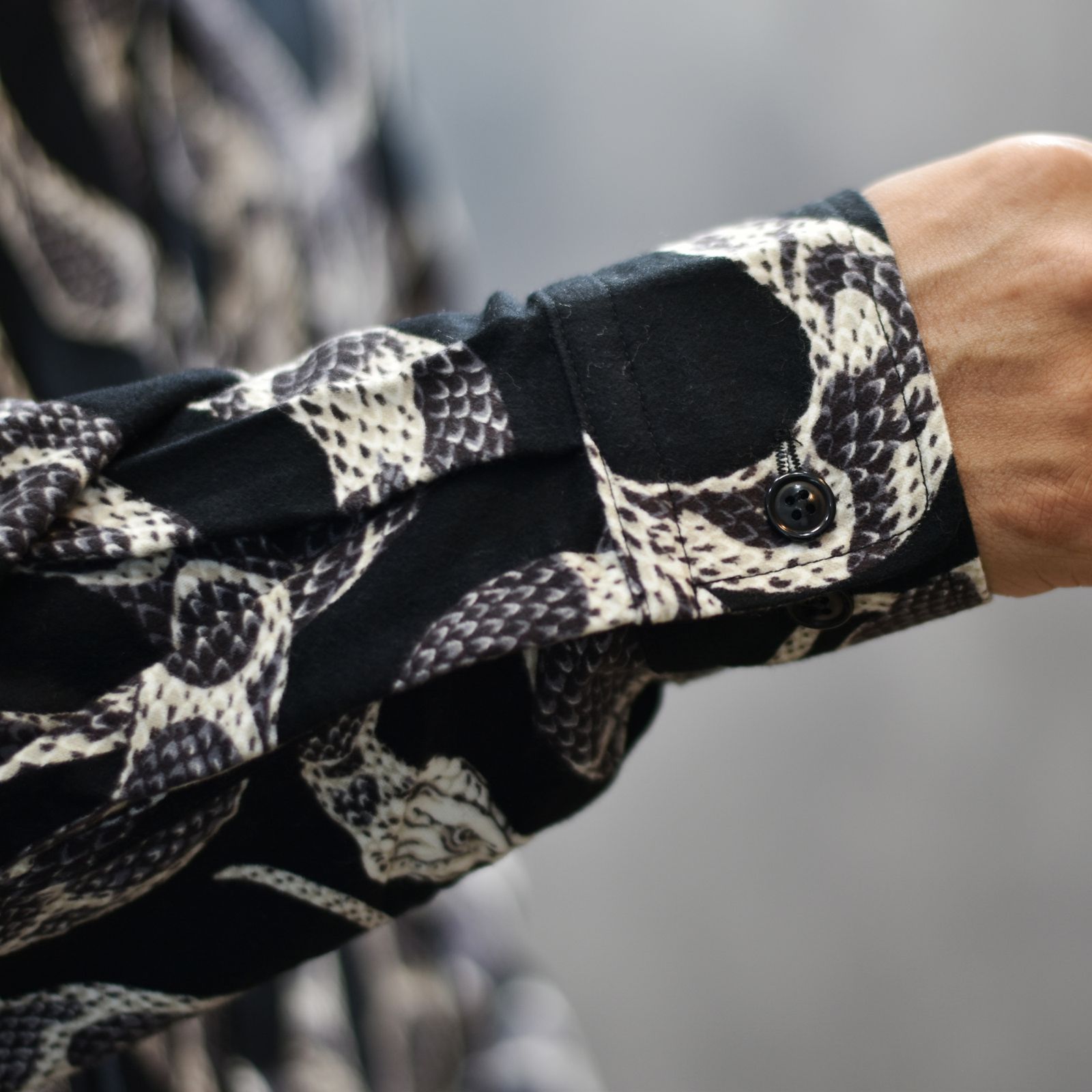 CALEE - PRINT NEL L/S SH ＜SNAKE PATTERN＞ (BLACK)｜蛇柄