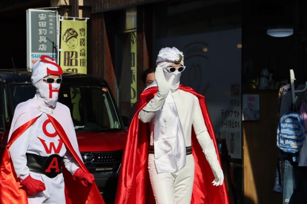 昭和の町に月光仮面が登場！昭和仮面と夢のコラボ～昭和の町誕生20周年
