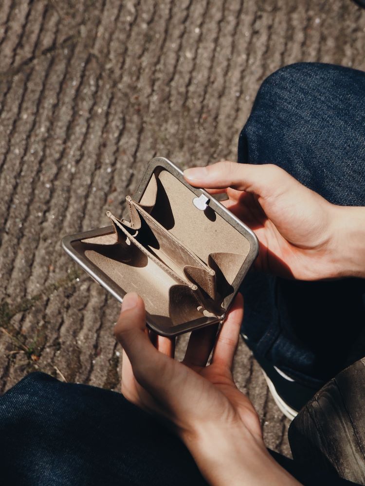 Hender Scheme】 コンパクトながらも使い勝手の良いがま口財布”3d