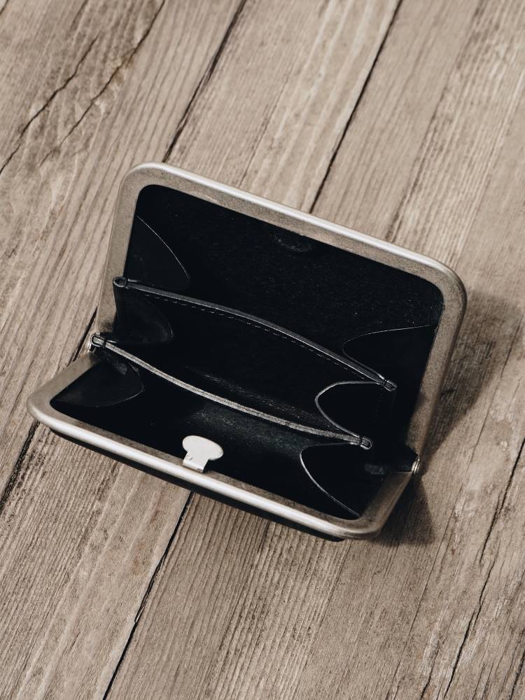 Hender Scheme】 コンパクトながらも使い勝手の良いがま口財布”3d