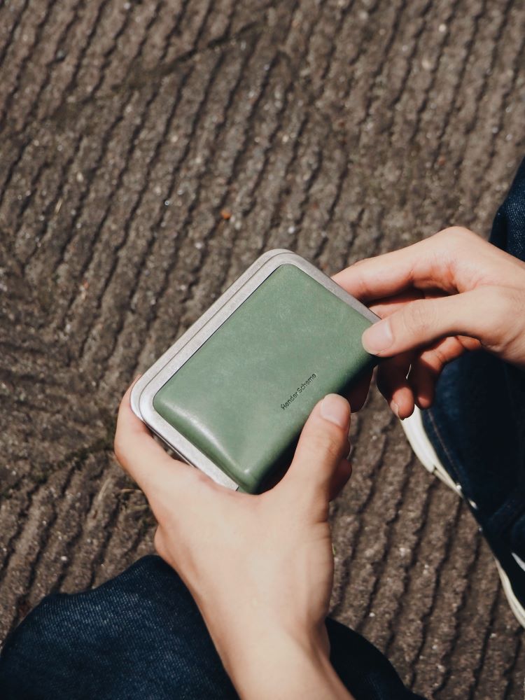 Hender Scheme】 コンパクトながらも使い勝手の良いがま口財布”3d