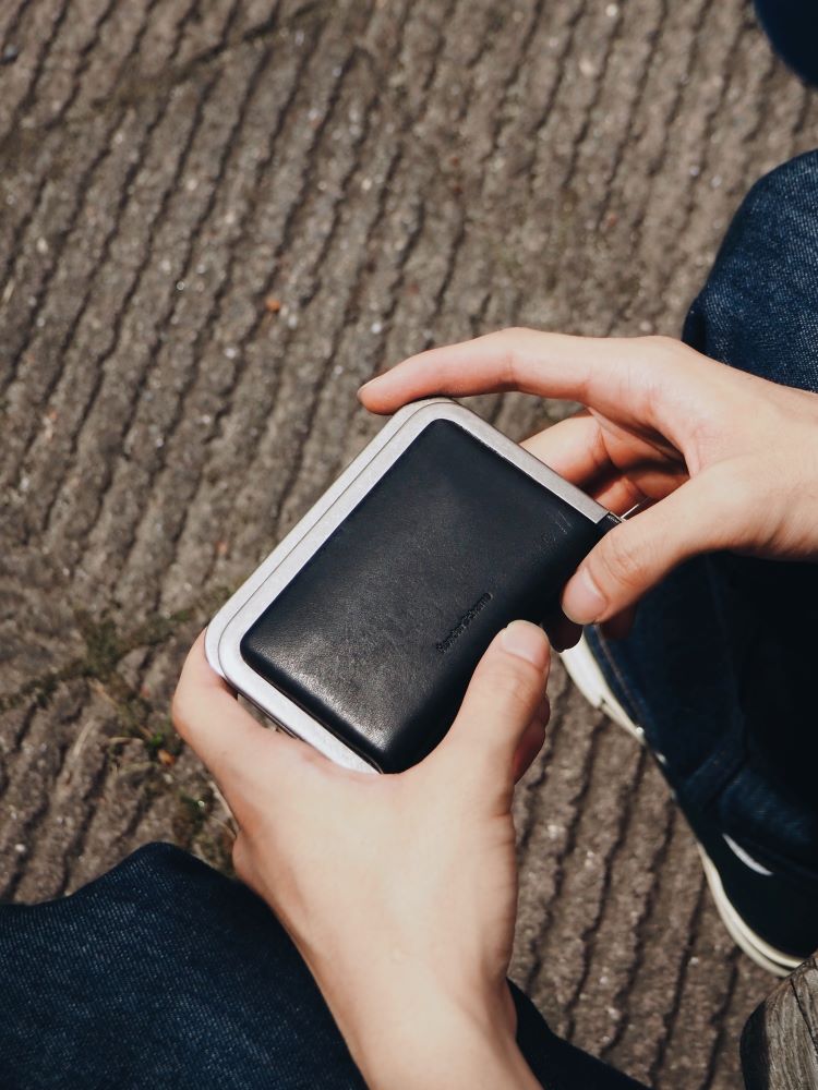 Hender Scheme】 コンパクトながらも使い勝手の良いがま口財布”3d