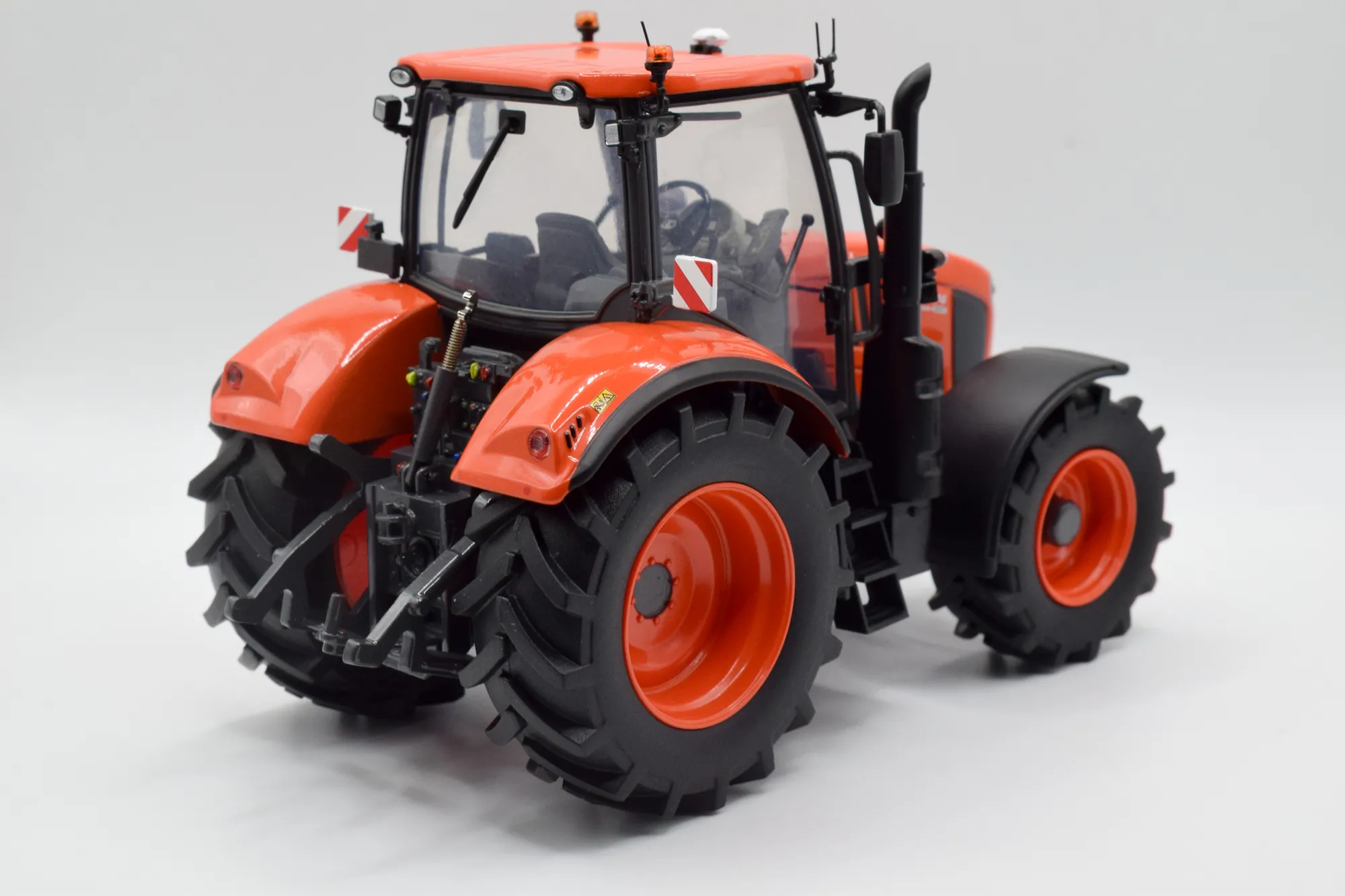 Kubota M7‑174 Model Tractor 1:32 Scale | Universal Hobbies