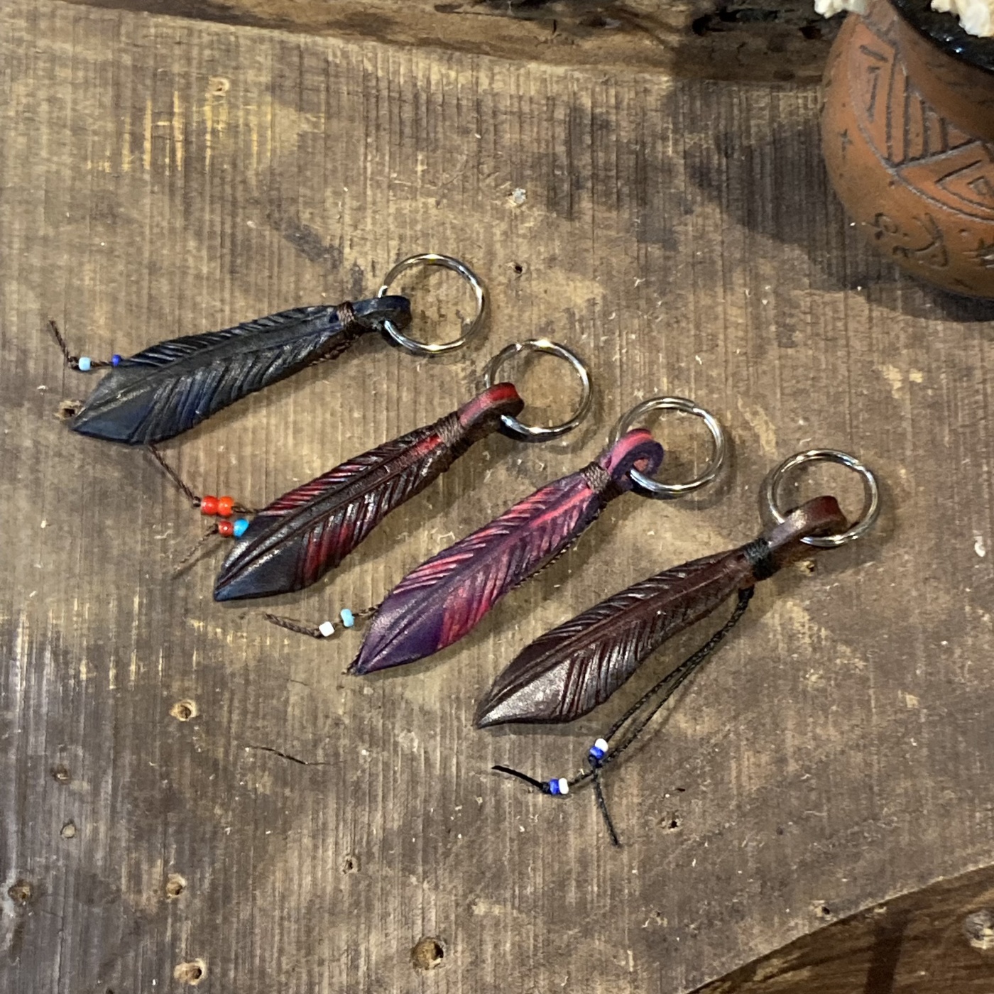 フェザーキーホルダー | ホリディ | クリスタ長堀