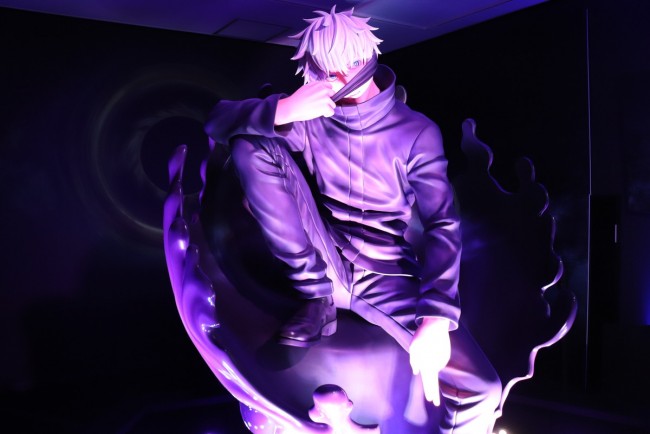 等身大の五条悟がお出迎え！ アニメ『呪術廻戦』展、前期の全貌に迫る