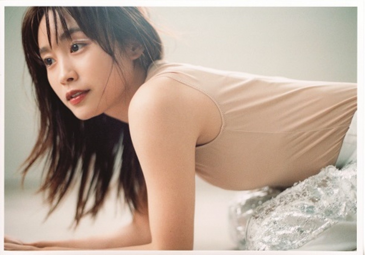 高橋愛、芸能生活20周年メモリアルブック発売 美ボディを披露した収録