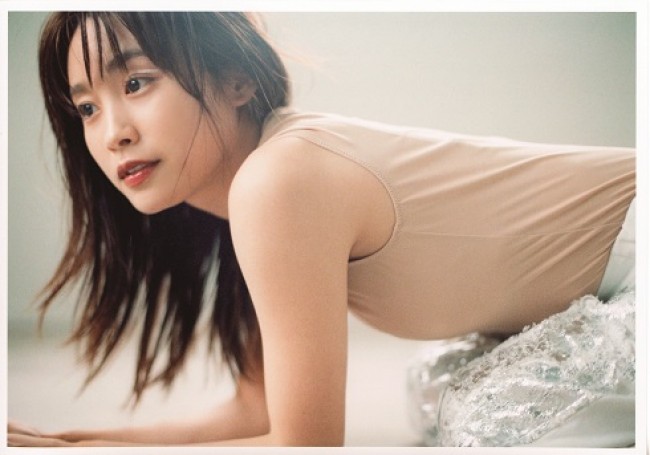 高橋愛、芸能生活20周年メモリアルブック発売 美ボディを披露した収録