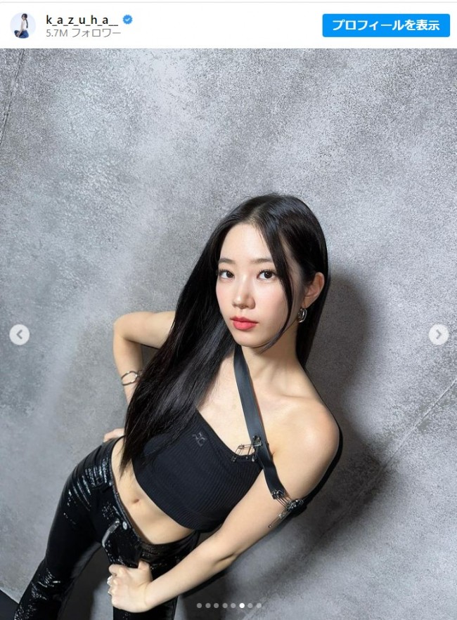 LE SSERAFIM カズハ、“11字腹筋”際立つ美スタイル披露に「カッコいい