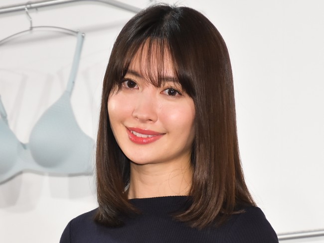 小嶋陽菜、ミニスカに胸元ざっくりドレスも 大胆インスタショットで36
