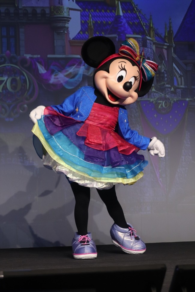 写真）米カリフォルニアディズニーは今年で70周年！ 特別衣装を着た