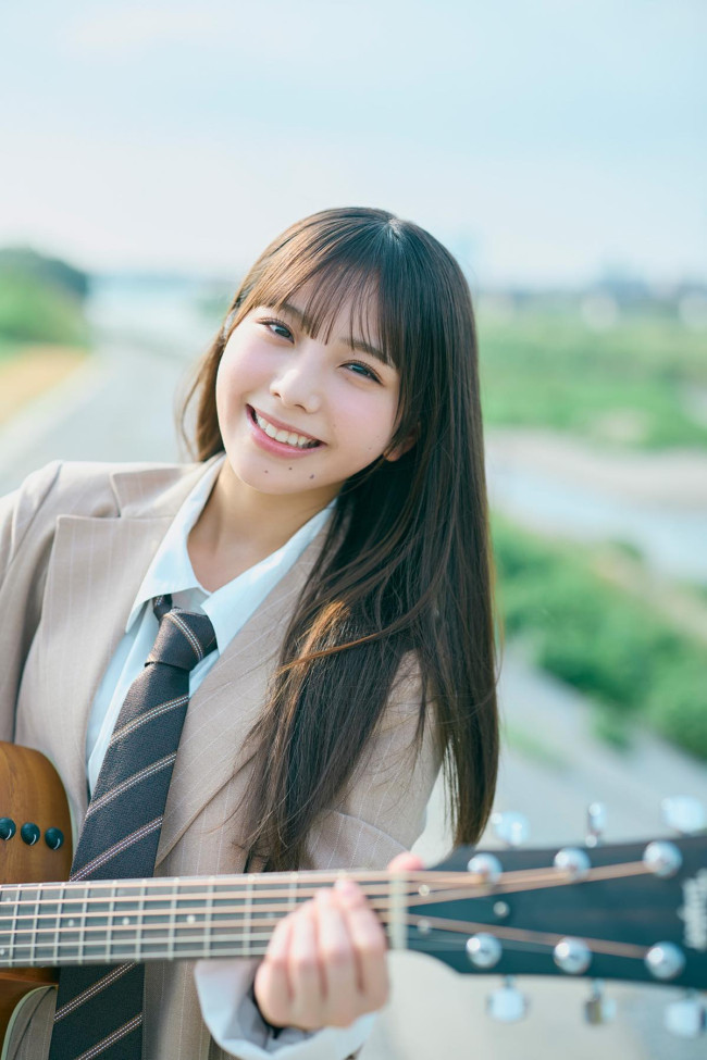 日向坂46・五期生グラビアに反響「制服にギター似合いすぎ」「本物の