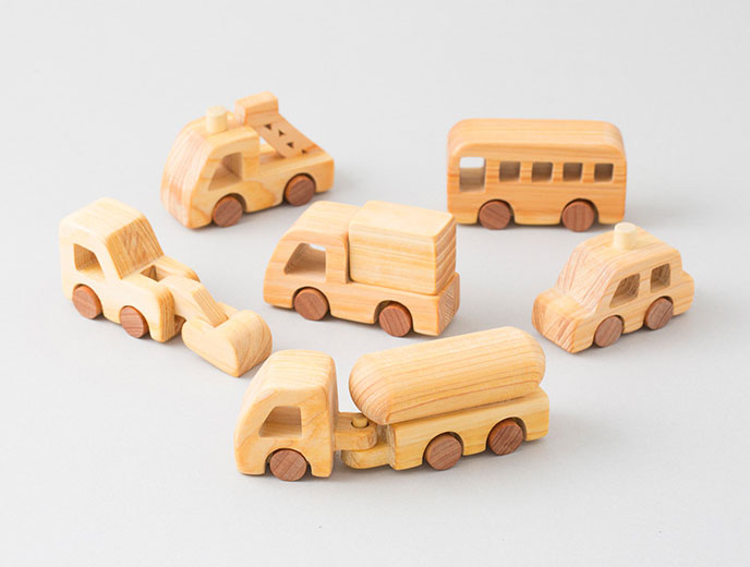 山のくじら舎 はたらく自動車: 木のおもちゃ｜クレヨンハウス