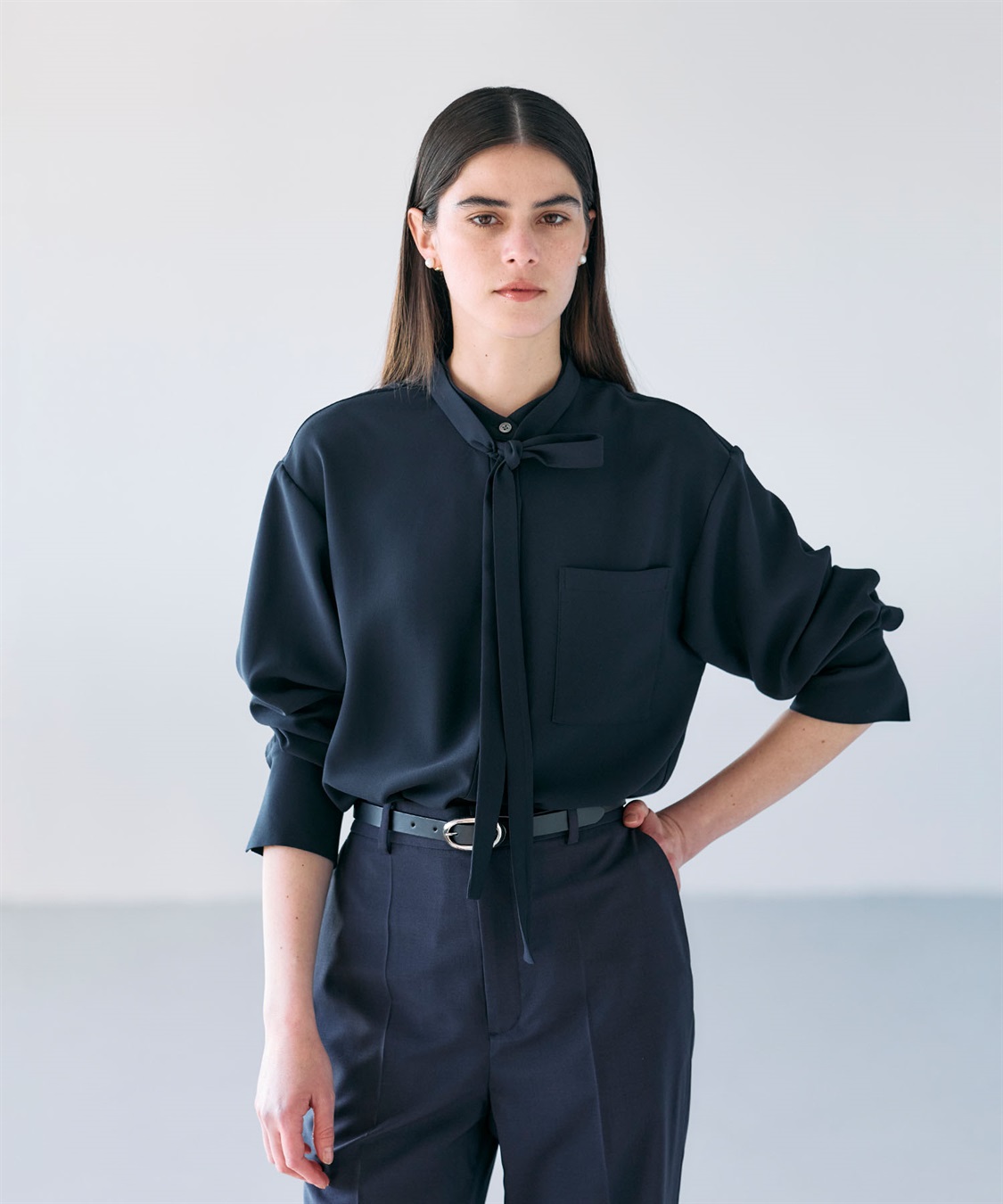 バックサテンストレッチボウタイブラウス N.O.R.C｜クロスプラス公式