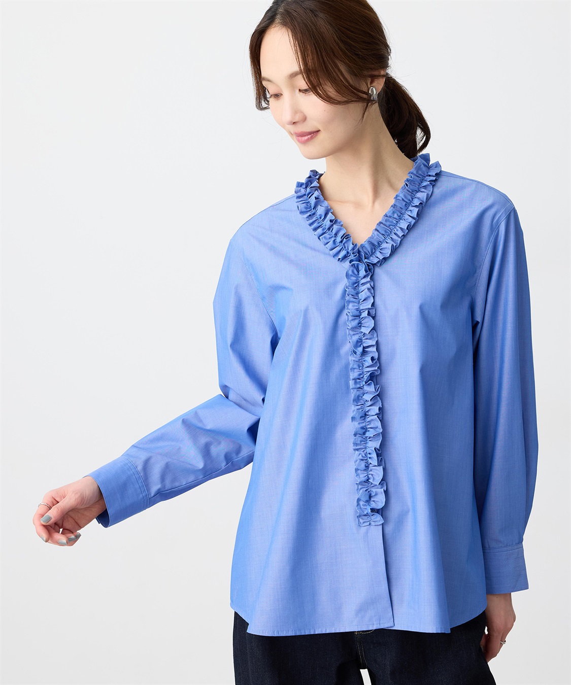 Vネックフリルブラウス A/C DESIGN BY ALPHA CUBIC｜クロスプラス公式