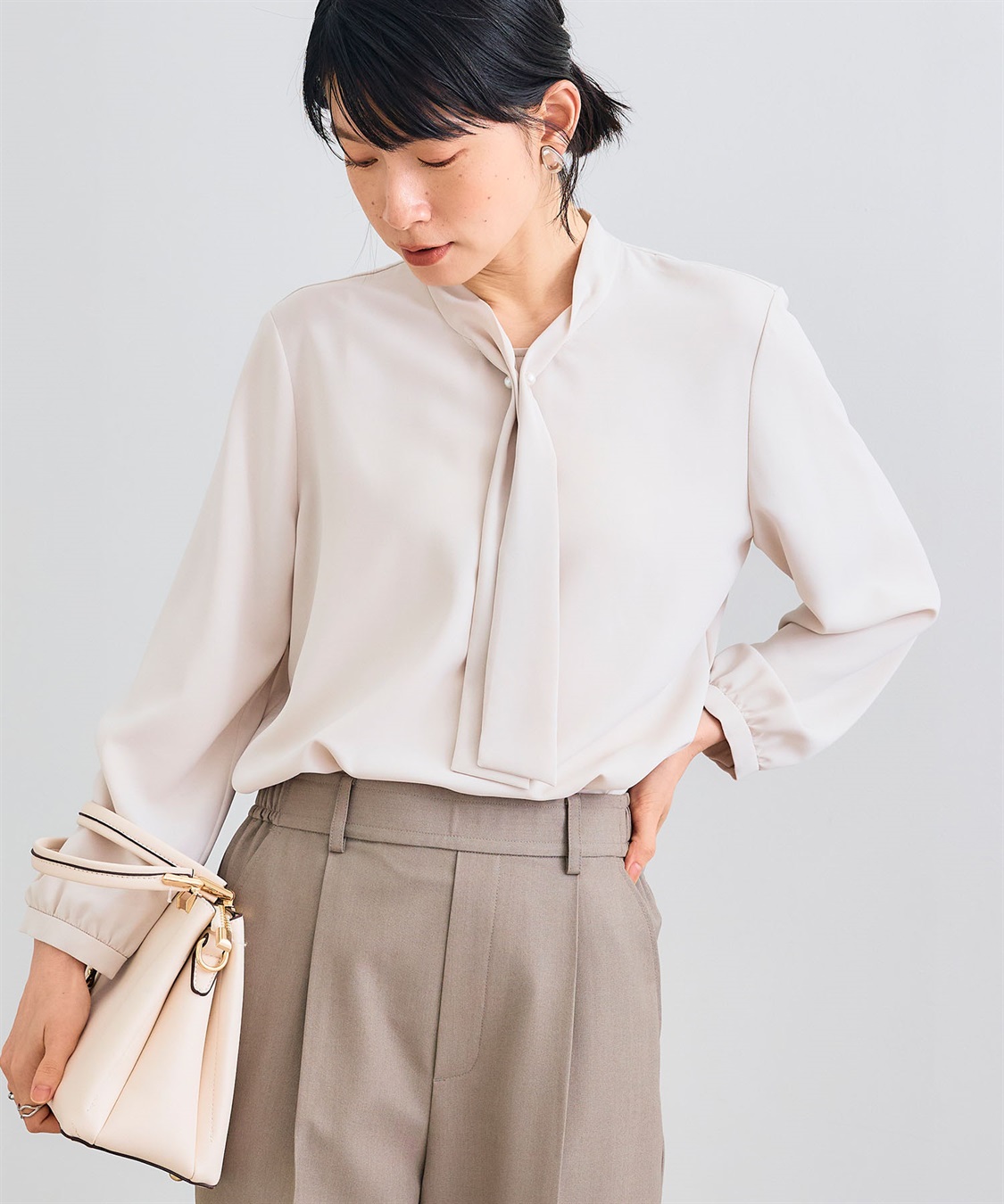 シワになりにくい》シルキーサテンパールボウタイブラウス CROSS