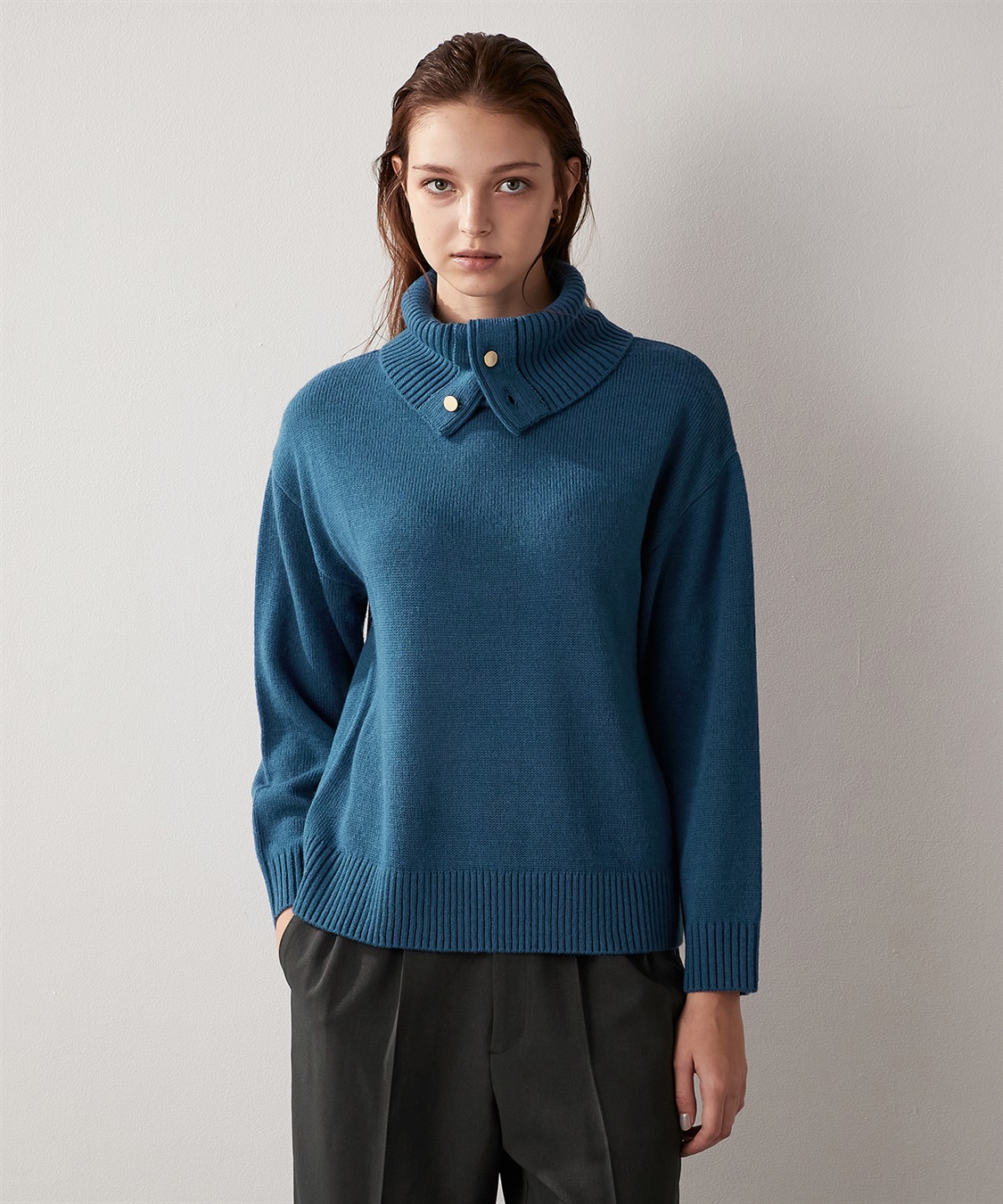 金ボタン タートルネック ニットプルオーバー LE SOUK HOLIDAY｜クロス