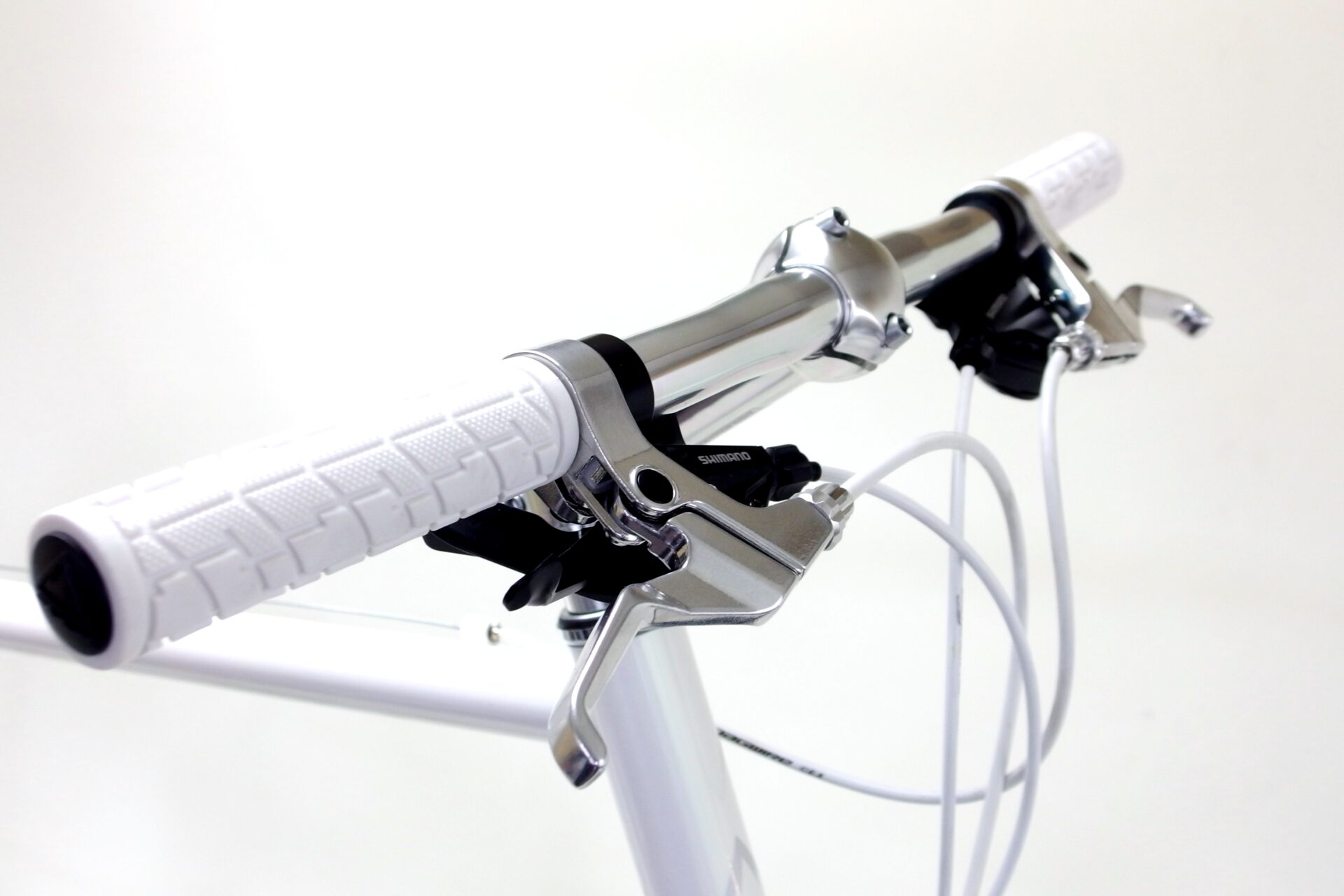 シンプルなホワイトカラーのクロスバイク！楽天市場店：オススメ商品