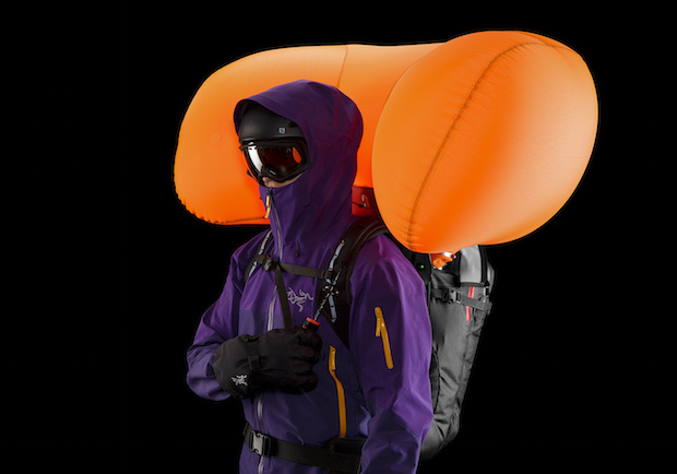 注目の雪山アイテム。エアーバッグを装備したバックパック、ARC'TERYX