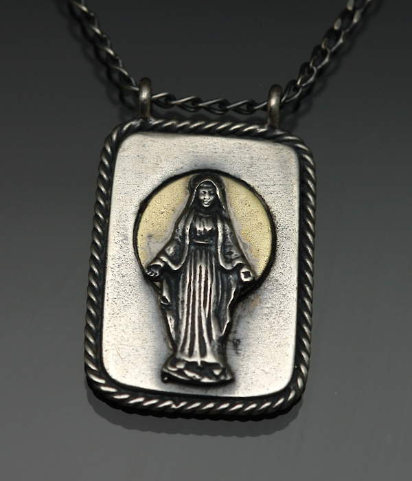 チバユウスケさん着用の MARQUEE ネックレス MQE-805