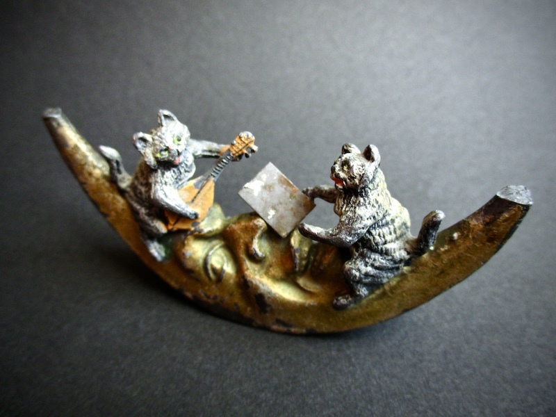 アンティークのヴィエナブロンズ「猫の王国」