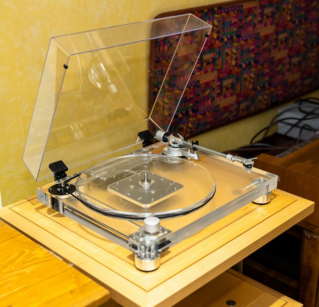 オーディオテクニカ 60周年記念アクリル製ターンテーブル「AT-LP2022