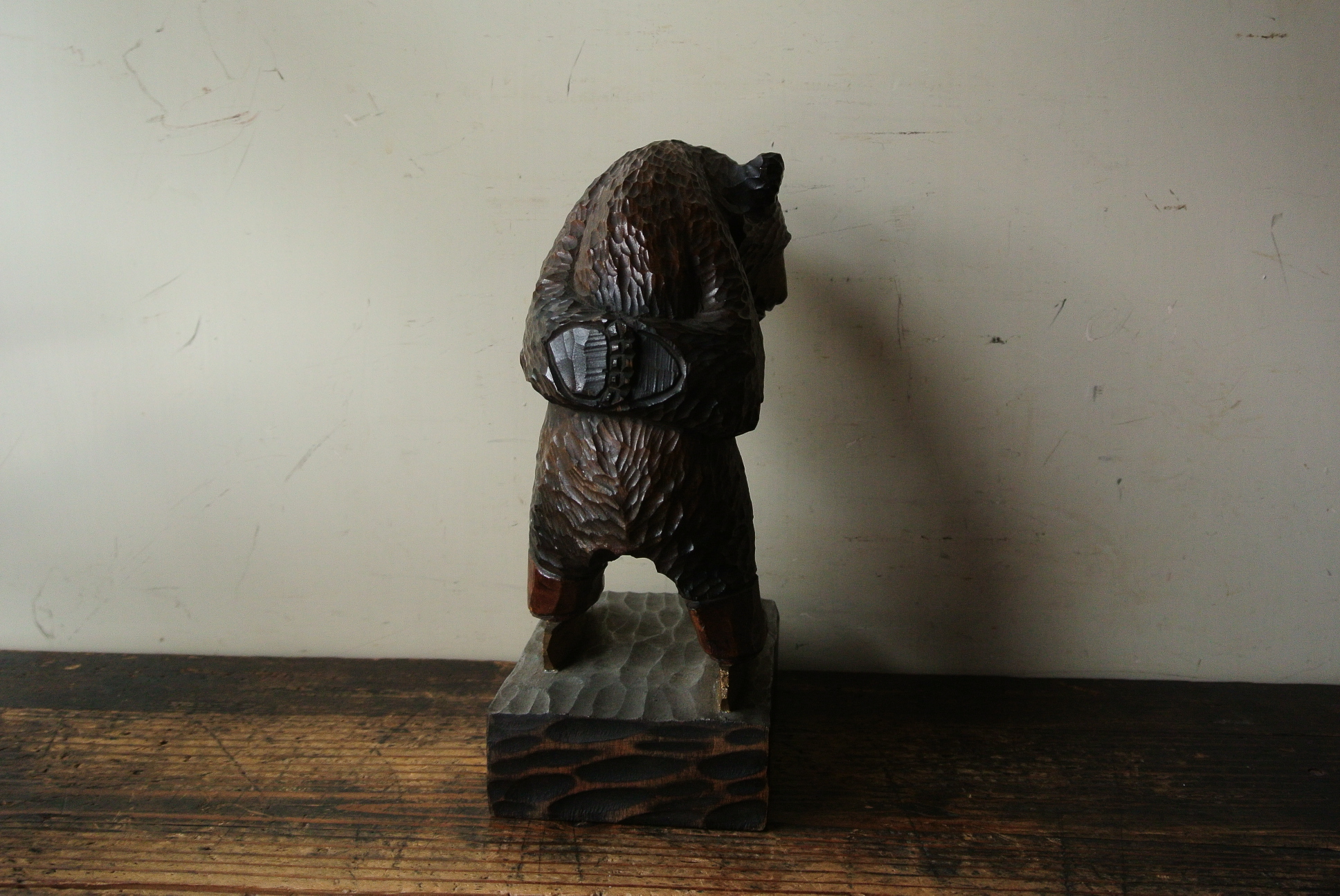 スケートをする木彫り熊 - アンティーク雑貨・古道具の札幌