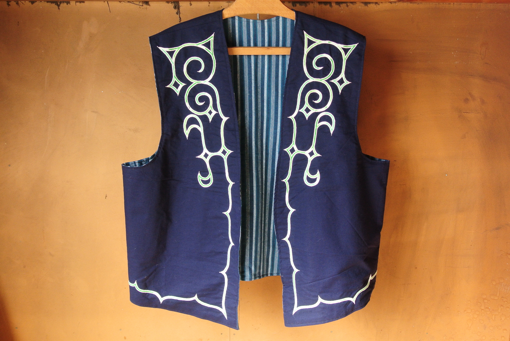 アイヌ刺繍 桐本まき子 ベスト 民族衣装 - アンティーク雑貨・古道具の