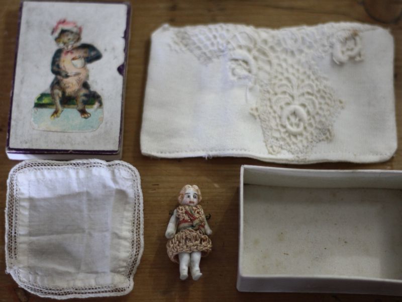 小さなビスクドールと猫の小箱のセット＊/Antique Doll/お人形