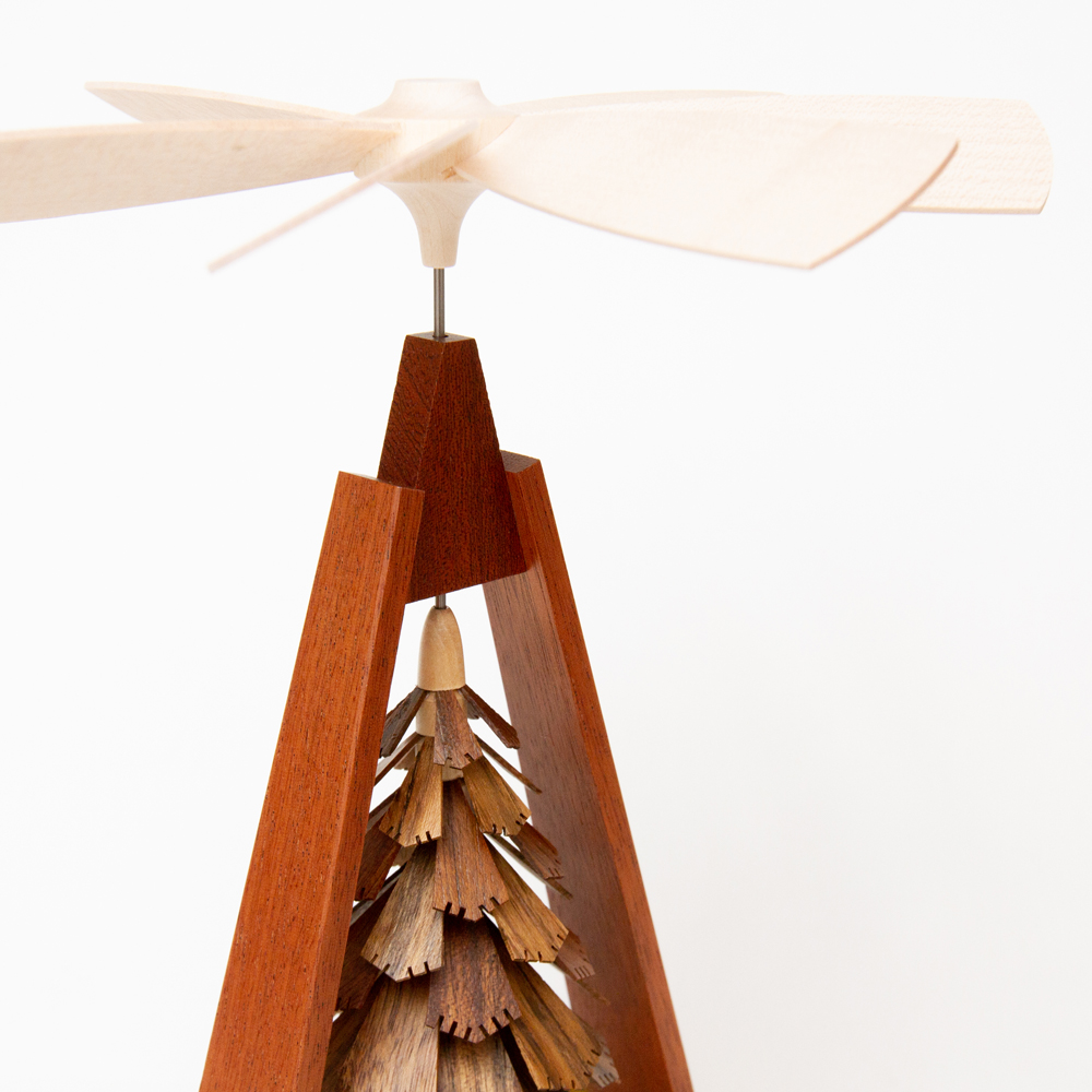 クリスマスピラミッド「ツリーの下の鹿たち」[085/043]【Muller