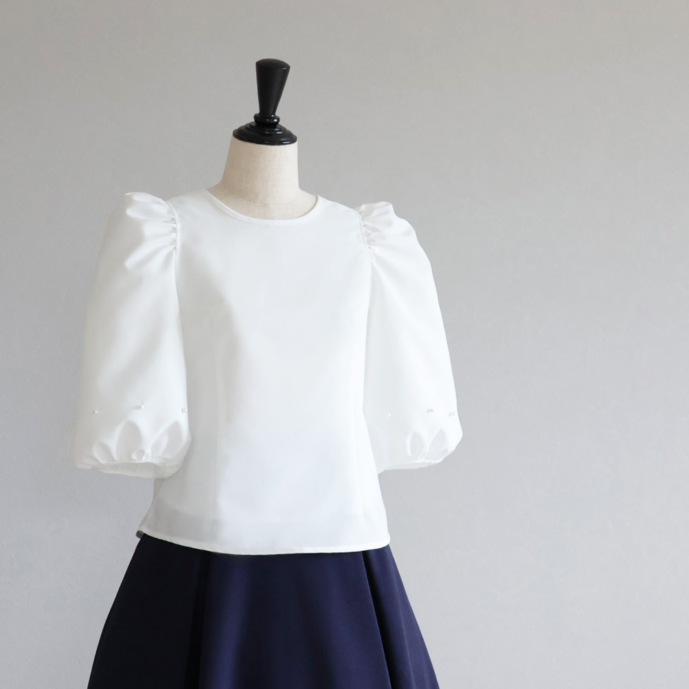 アウトスタイルもキレイに決まる！パール付きパフブラウス【JM1362BE