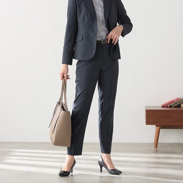 洗えるキレイスーツ 360°キレイ クロップドパンツ 紺 セットアップ着用