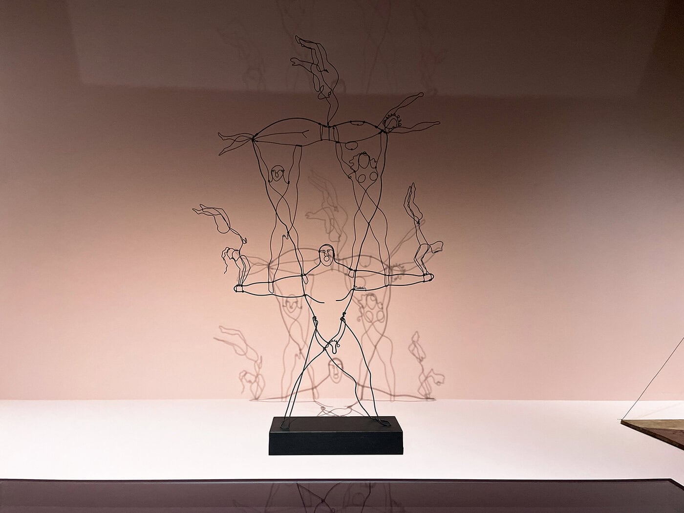 キネティックアートのパイオニア、カルダーのサーカス100周年記念展が