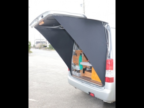 アイズ-ブロッカー|リアゲートタープ|⾬‧⽇差し‧視線をブロック