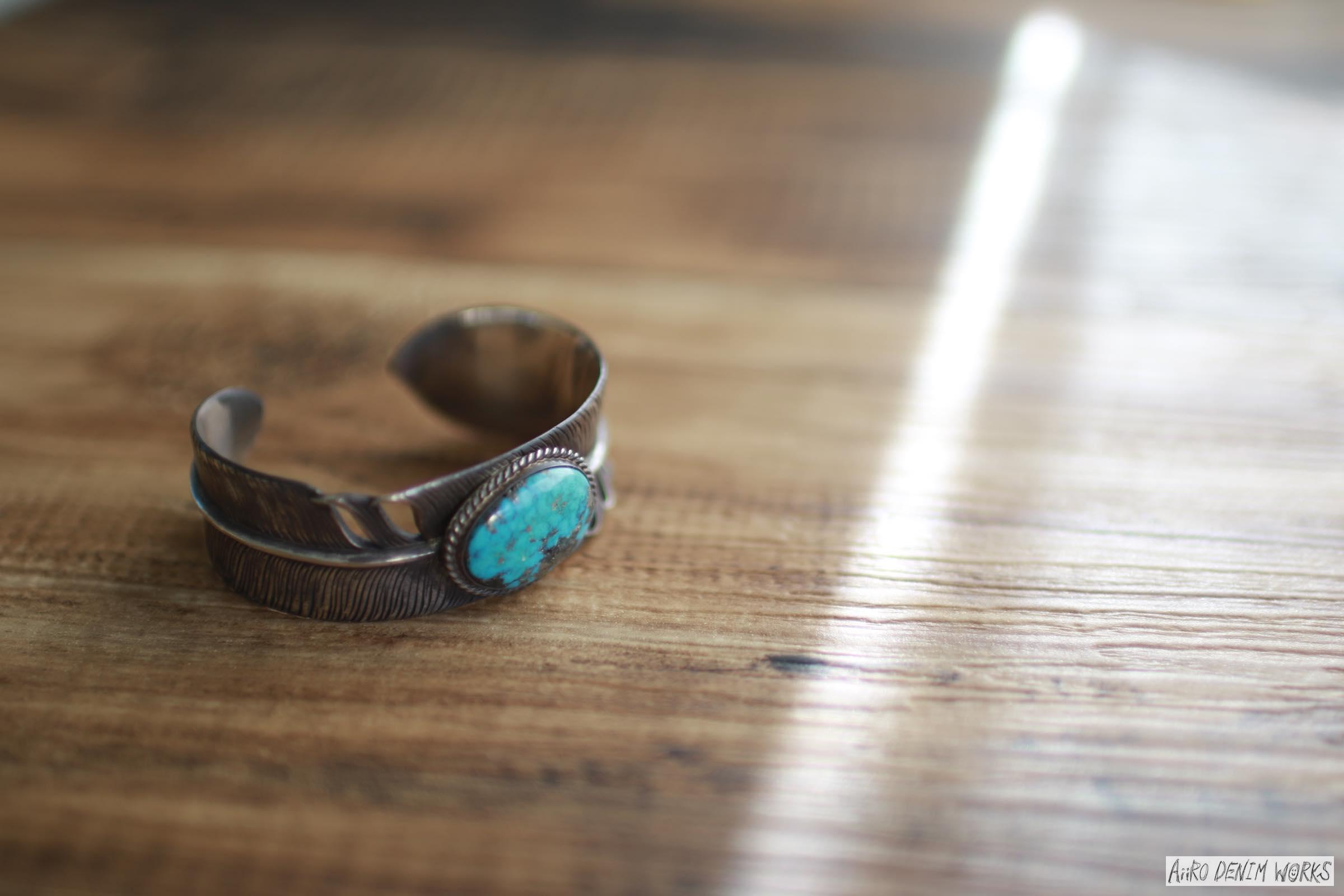 一点モノ【ラッキージョン（JOJOVA）】ターコイズフェザーバングル